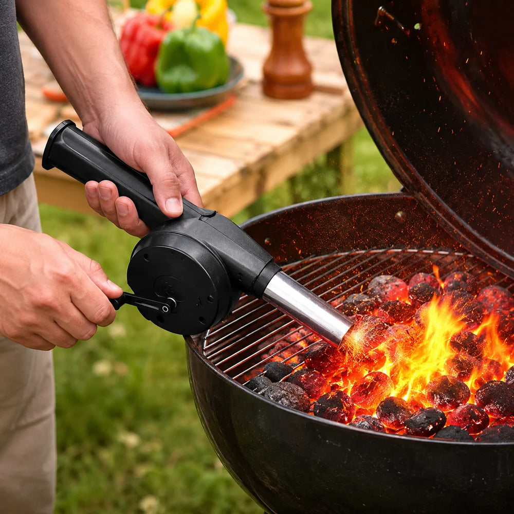 Zünde Kohle und Briketts einfacher an mit einem manuellen Grillblasebalg von GrillZuhause. Praktischer Kurbelblasebalg für Holzkohlegrill, Camping und Kochen im Freien.